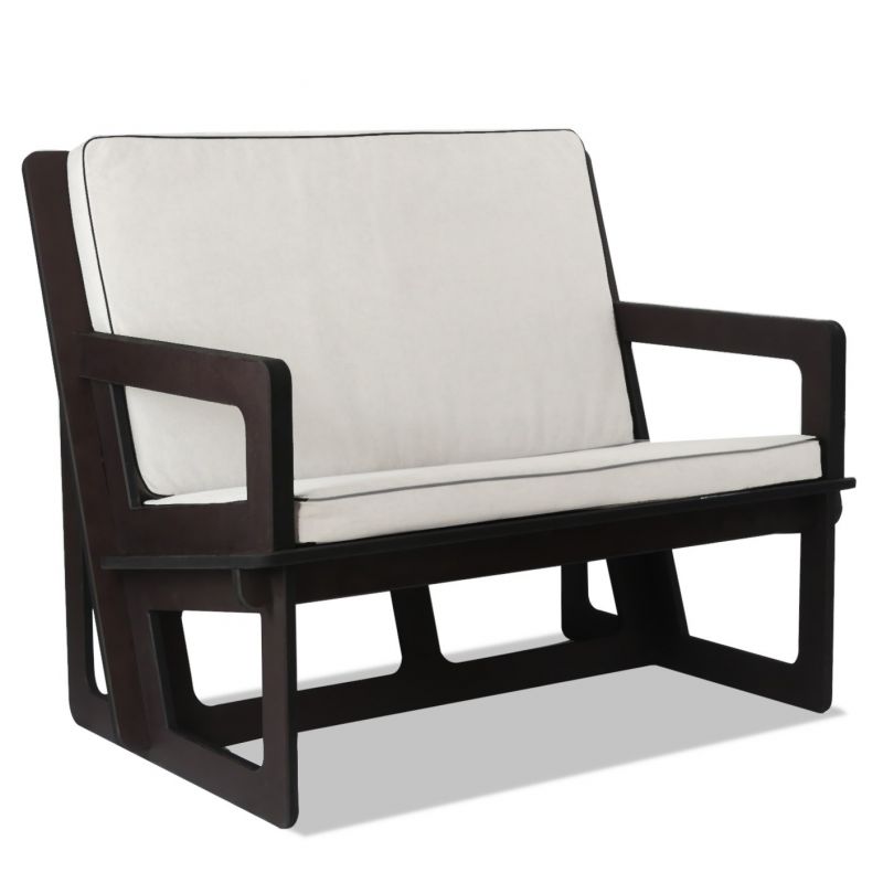 Canapé sur mesure. Largeur de l'assise 100 cm, pour deux personnes. Largeur totale 114 cm. Dossier haut 60 cm.